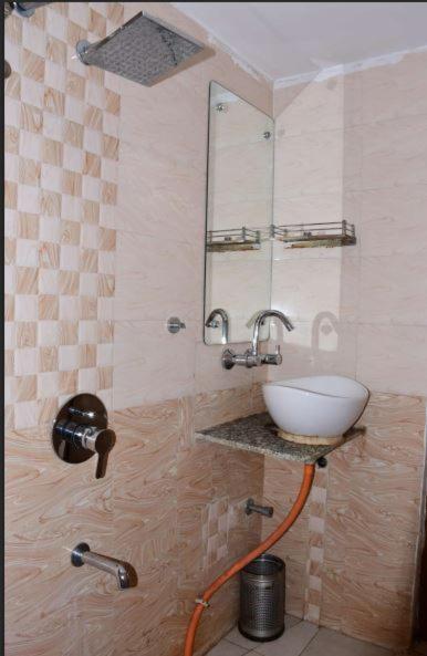 Ar Grand Hotel Rājgīr Екстериор снимка